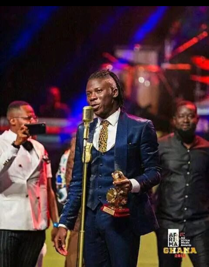 Stonebwoy criticizes Shatta Wale and claims that the intelligence he refers to is fan-fooling